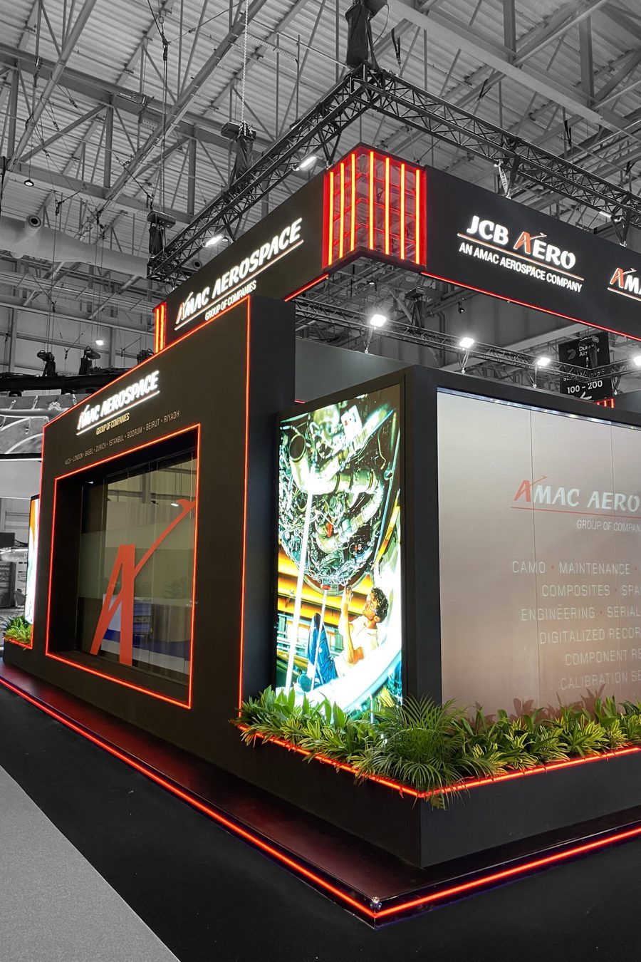Stand AMAC Aerospace au Dubai Airshow, ambiance nocturne