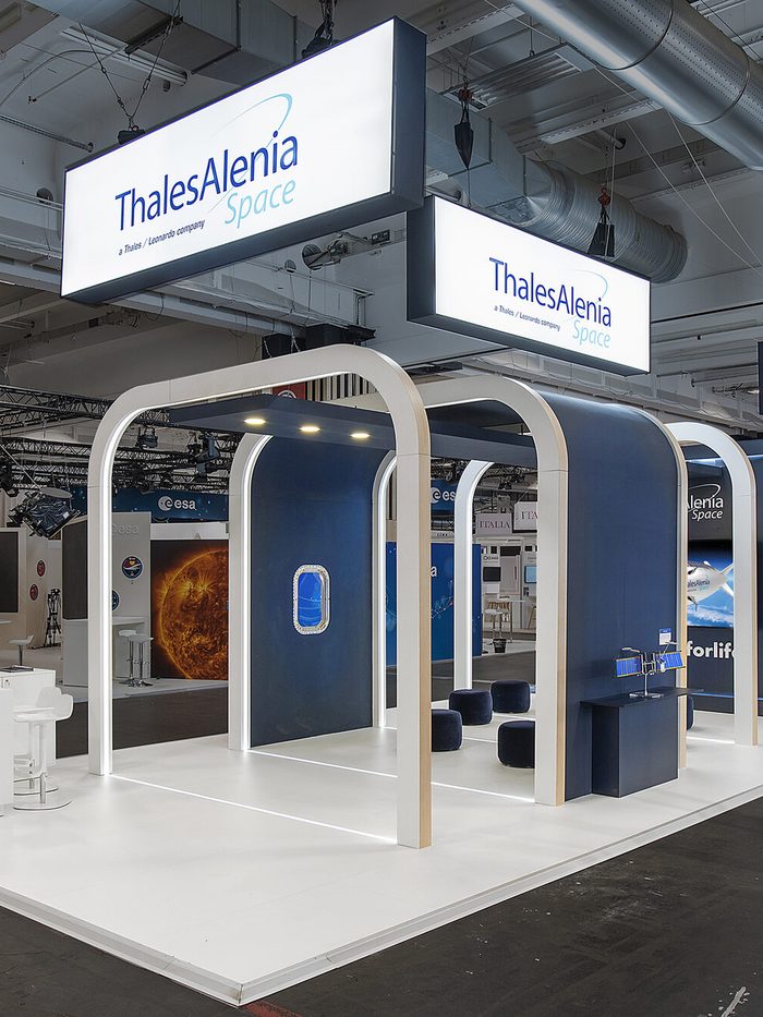 Stand Thales Alenia en cours de montage