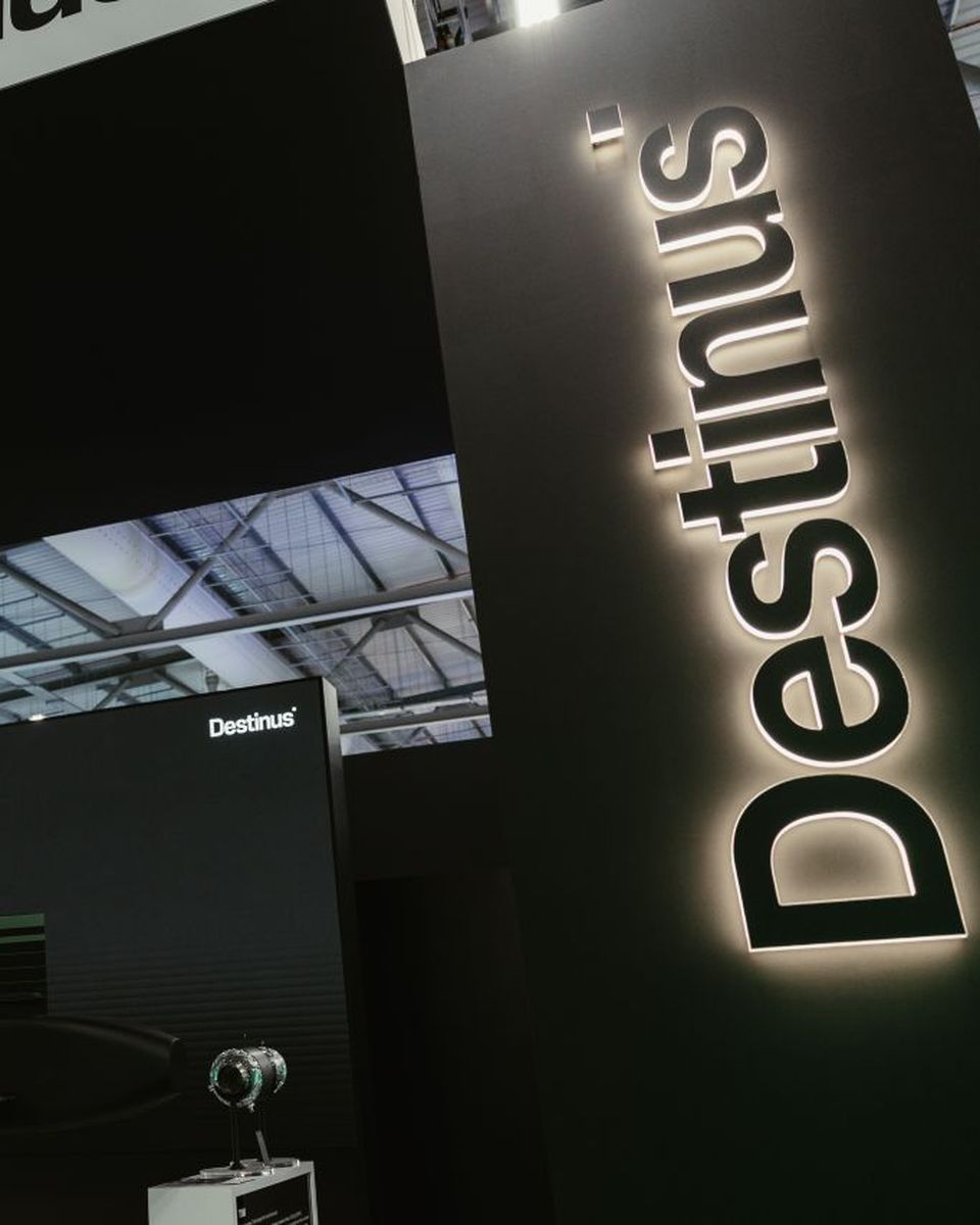 Stand Destinus réalisé par STIK&CO au Farnborough International Airshow 2026