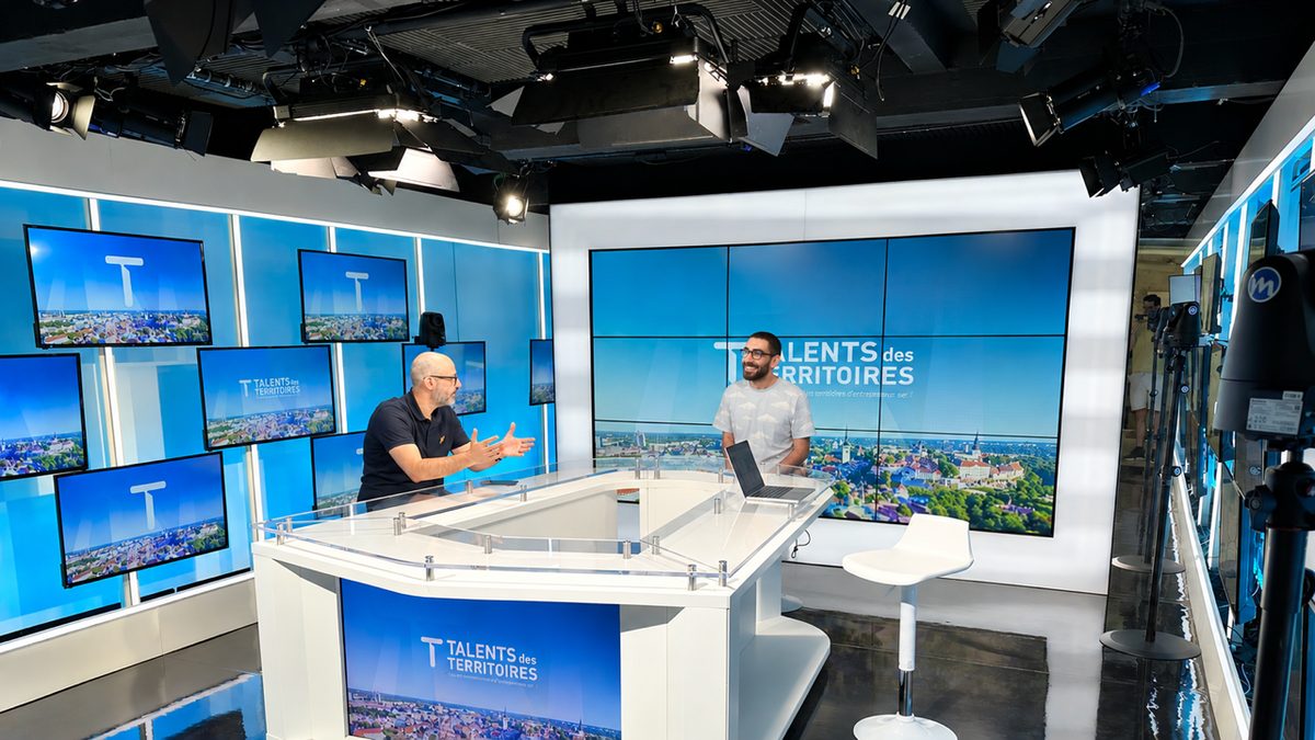 Plateau TV équipé par SOON pour une émission en direct, deux intervenants autour du pupitre
