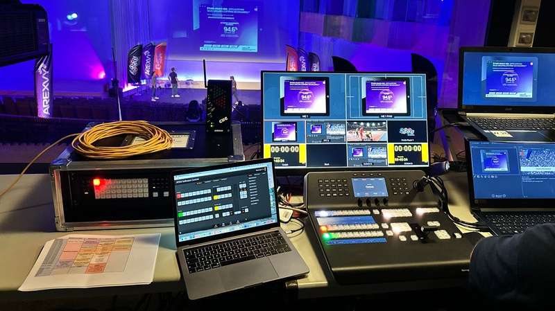 Consoles de régie son et lumière en place avant un événement
